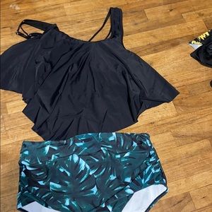 Leaf/black bathing suit
